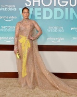 53岁詹妮弗·洛佩兹亮相首映礼，穿透明薄纱晚礼裙，很惊艳