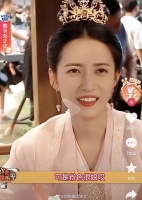 陈钰琪在片场对一个女生说：我不喜欢粉色，太娘了。你果然是个女孩，我们都觉得粉色太娘了