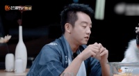 郑凯在节目上讲自己认识苗苗后才开始养成剥虾的习惯……