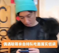 王思聪风波后首露面！头戴绿帽显憔悴，引起网友热议