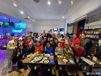 57岁邵美琪出席聚会罕露脸，素颜出镜难掩气质，至今单身深居简出