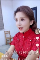 49岁朱迅发布新动态，眼睛大下巴尖，引起网友热议