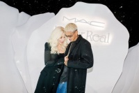 76岁雪儿被男友当街抱住！36岁黑人鲜肉很贴心，传奇歌手脸蛋放光