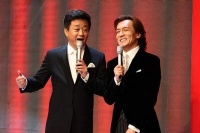 李咏妻女美国过年，现身豪华餐厅吃年夜饭，哈文戴项链名表好富贵