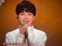 周深被门夹了？春晚舞台碰到门变成了“闪”