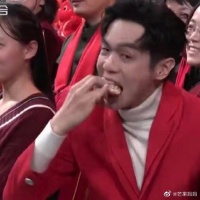 张若昀在台下吃的好香啊