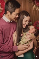 陈凯琳公开三胎儿子正面照官宣生产，郑嘉颖亲吻儿子嘴巴父爱满满