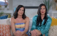 美双胞胎姐妹录节目赤身坐树林里谈心，观众调侃：猎人来了怎么办