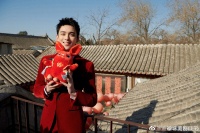 吴磊新春照，红色西装黑领带，阳光少男，青春帅气……