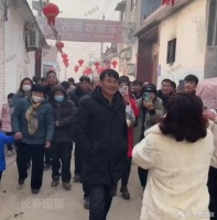 大年初一，大衣哥现身朱楼广场，与群众同乐毫无架子