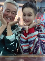 65岁赵本山罕见现身，与家人开心合影状态佳，爱妻马丽娟显年轻