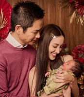 香港知名男星首晒三胎正面照！头发浓密像洋娃娃，一家都是高颜值