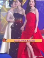 秦岚、杨幂同台走秀，不得不说魏大勋真的好福气