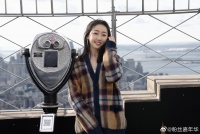 身着蓝色长裙亮相纽约帝国大厦，被美女姐姐惊艳到了……