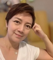 香港知名女星被曝婚变！富商丈夫生意失败破产，移居国外当老师