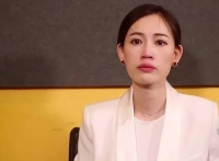 马蓉社媒再次更新动态，豪宅中逗弄自家两只猫咪，国外生活很舒适