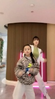 李小璐带着女儿甜馨跳舞 小甜馨长成了大姑娘 真漂亮