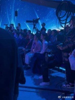 颖宝台下认真等待，侧颜好美啊