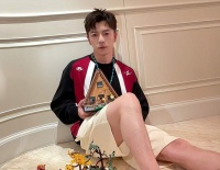 王栎鑫回老家陪父母过年，发黑的芒果舍不得扔，却舍得去喝茅台酒