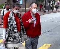 87岁千亿富豪赵世曾新年首露面，坐千万劳斯莱斯，与美女牵手逛街