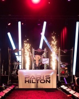 41岁帕里斯·希尔顿放飞了！穿薄纱小黑裙打碟，紧致美背很惹眼