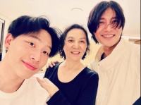 陈坤大年初三晒全家福，机场送别出国留学儿子，全家人笑着告别！