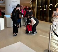 何猷君几兄妹一起去泰国旅游，这才是豪门典范，相亲相爱不争家产