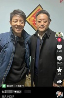 撒贝宁回武汉老家过年！穿着朴素笑得满脸褶，和乡亲合影接地气