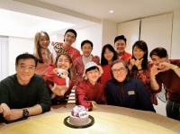 姜丽文晒家族团圆照，曹永廉15岁儿子暴风式长大，帅气腼腆很抢镜