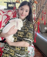 方媛抱兔子送新年祝福，宽松小腹像是怀了第三胎，孕相十足