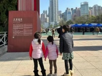 郭晶晶新年逛花市，孩子们穿羽绒服接地气，甘比女儿却一身奢侈品