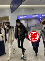 奚梦瑶何猷君带儿子现身机场，大手牵小手好可爱