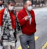 千亿富豪赵世曾新年首露面，跟美女穿情侣衣，87岁了还没结过婚