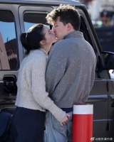 断眉Charlie Puth和女友最新洛杉矶街拍！两人亲密接吻了，好甜！