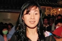 迷倒两位千亿富豪，逼刘銮雄道歉，这个女人不简单