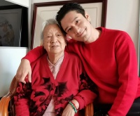 黄晓明到姥姥家拜年，无名指戴钻戒疑再婚，姥姥戴满绿翡翠遭眼红