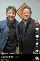 撒贝宁回武汉过年，亲切合照，与镜前判若两人，眼袋、皱纹明显