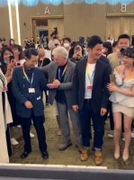 吴京遭低胸装辣妹强行挽手 两次甩手挣脱拒绝 勉强装笑表情尴尬……