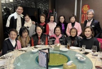 吴君如为母亲摆寿宴，古天乐佘诗曼赞助抽奖金，70人出席场面热闹