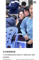 43岁姚晨回老家过年，被拍素颜生图，表情扭曲白发多仍被赞有气质