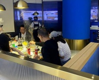 章子怡和汪峰在三亚过年，大厅里吃火锅没人打扰，不把明星当回事