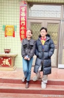 王宝强回村过年穿17000元羽绒服，跟乡亲们合影，算不算接地气？