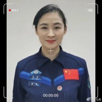 有细心观众发现 刘洋胸前的飞行荣誉标上增加了一颗星