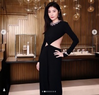 陈慧琳车祸后露面向大家拜年，时隔一个月脸上伤痕仍未消肿