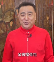 前央视主播张宏民放烟花好欢乐，手舞足蹈笑开怀，61岁仍未婚未育