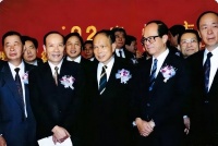 李嘉诚江湖地位有多高？霍启刚郭晶晶结婚，为请到他改了8次时间