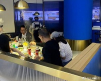 43岁章子怡素颜照曝光，一家人外出就餐画面温馨其乐融融