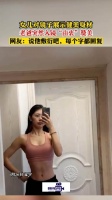 女儿对镜子展示健美身材，老爸突然入镜“由衷”赞美