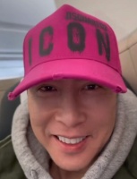 甄子丹不把影迷当外人，秀老婆汪诗诗火辣身材，裙摆开到大腿根了