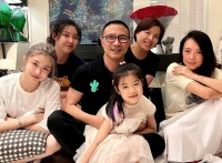 汪峰章子怡三亚过春节，全家低调下馆子吃饭，汪峰头发稀疏疑秃顶